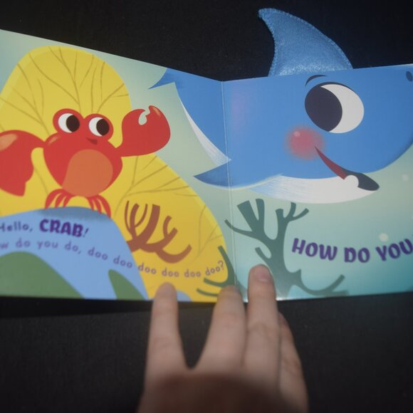 Hello, Baby Shark (A Baby Shark Book) - Picture 2 of 4